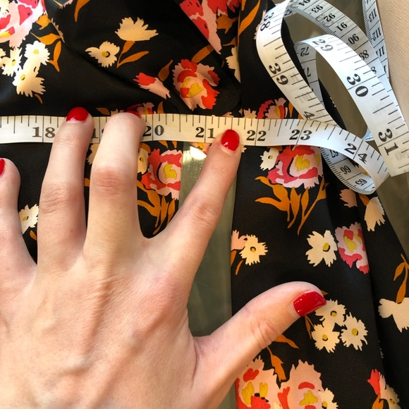 ALC Black Silk Button-down Floral Blouse in Size 6 - Picture 10 of 11